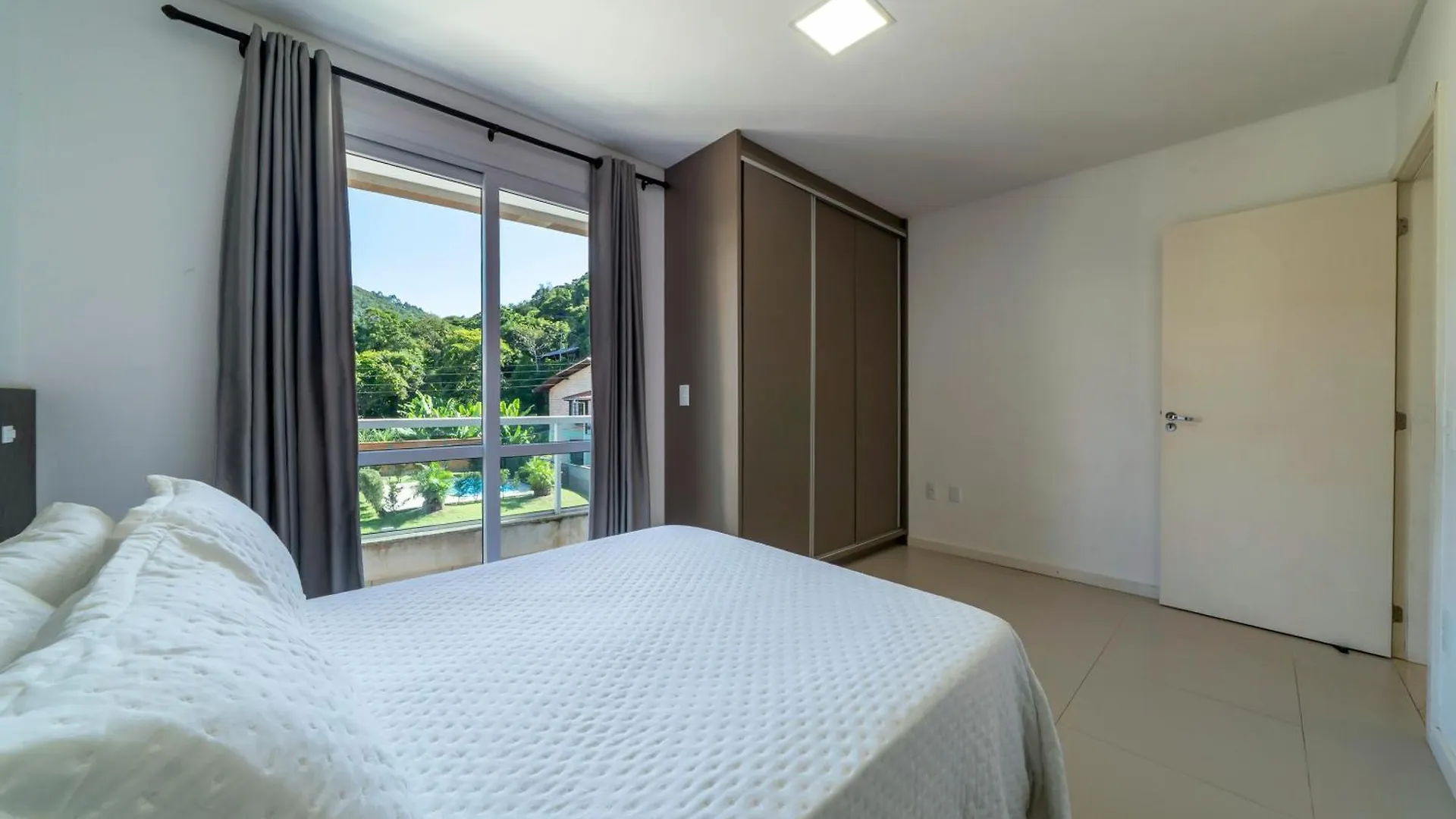 Apartamento A 150 Metros Da Praia Bombinhas Com 110M2 Natureza E Praia Juntos Apt Completo Pra Toda Familia Com Elevador #Uma Verdadeira Experiencia#