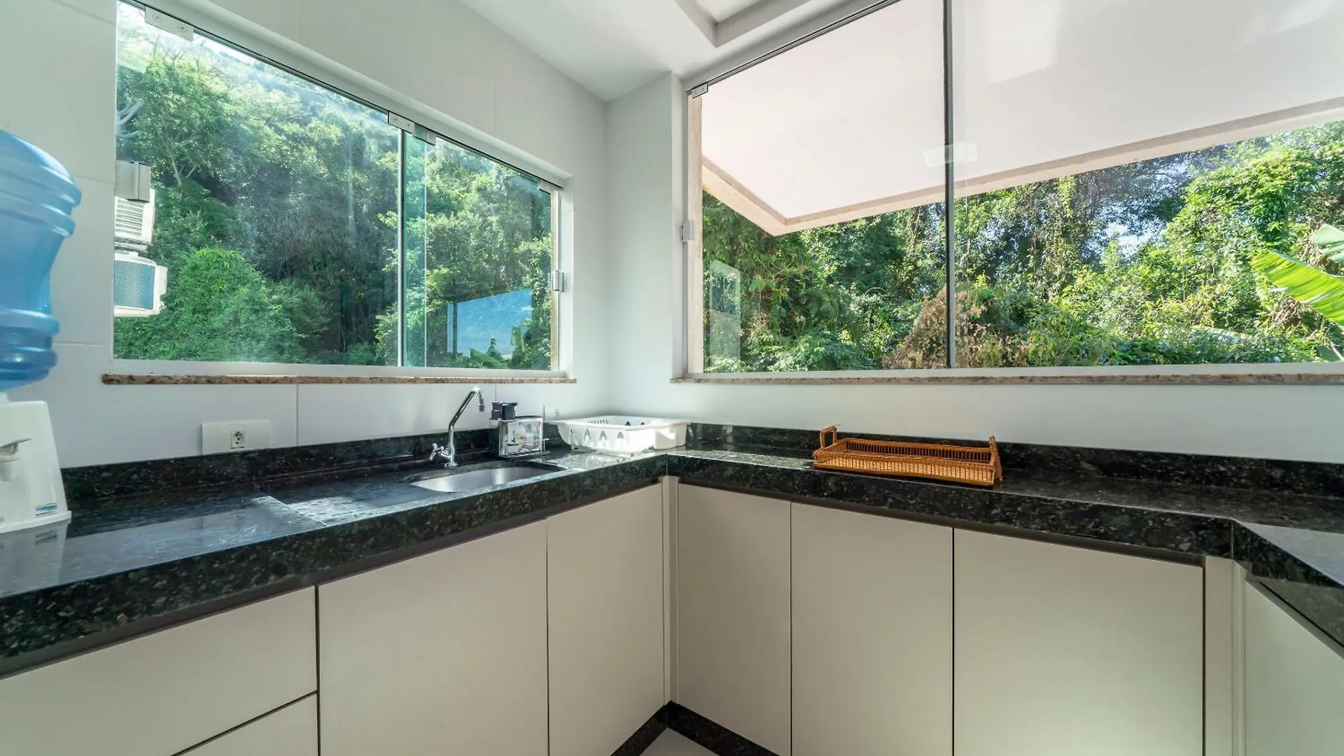 Apartamento A 150 Metros Da Praia Bombinhas Com 110M2 Natureza E Praia Juntos Apt Completo Pra Toda Familia Com Elevador #Uma Verdadeira Experiencia# 0*,  Brazilië