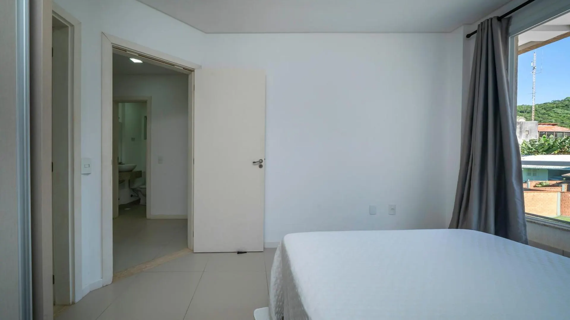Apartamento A 150 Metros Da Praia Bombinhas Com 110M2 Natureza E Praia Juntos Apt Completo Pra Toda Familia Com Elevador #Uma Verdadeira Experiencia# 0*,  Brazílie