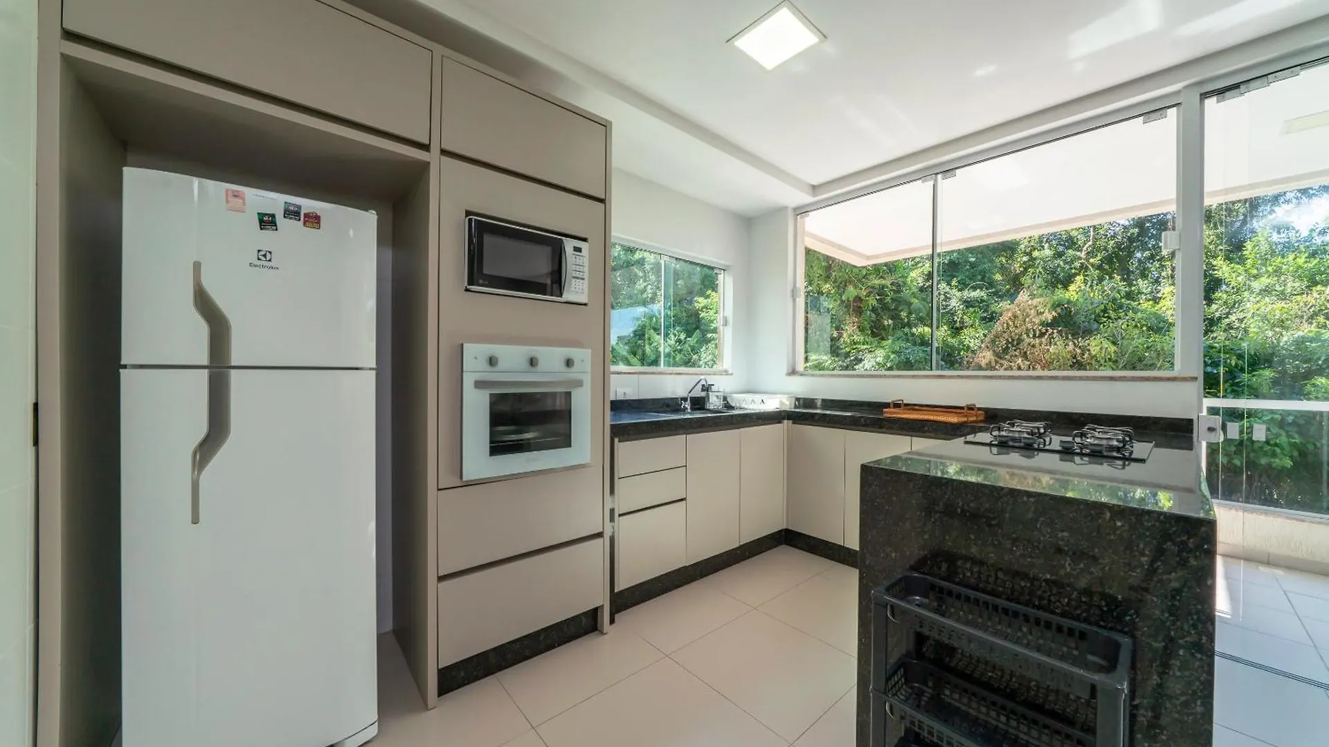 Apartamento A 150 Metros Da Praia Bombinhas Com 110M2 Natureza E Praia Juntos Apt Completo Pra Toda Familia Com Elevador #Uma Verdadeira Experiencia# Brazílie